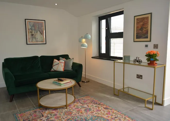 8 Jarn Court